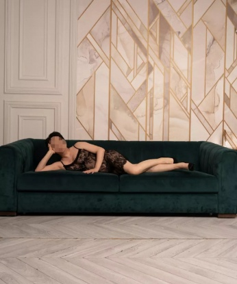 Живу в самом сердце Москвы, готова погрузить тебя в мир страсти и наслаждения. Мои услуги - истинное искусство любви, которое заставит тебя забыть о реальности. Ты получишь незабываемый опыт, укутанный в ласки и чувственность. Фото в моем профиле - подтверждение моей нежности и привлекательности. Отзывы говорят сами за себя - мои клиенты в восторге от встреч со мной. Получи свою порцию наслаждения и стань частью моей нежной и опытной реальности. 😘💋 1897, 37 лет